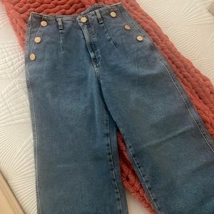 Ankle length jeans with gold buttons